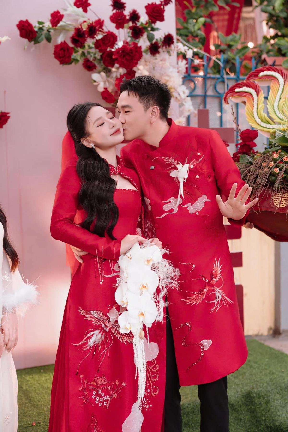Trọng Lân tổ chức lễ ăn hỏi với bạn gái hot girl. Ảnh: FBNV