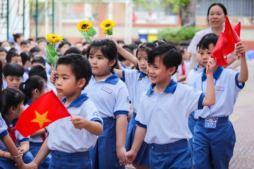 Bắt đầu từ năm học 2025 - 2026, Bộ Chính trị chủ trương thực hiện miễn toàn bộ học phí cho học sinh từ mầm non đến hết trung học phổ thông công lập trên cả nước.