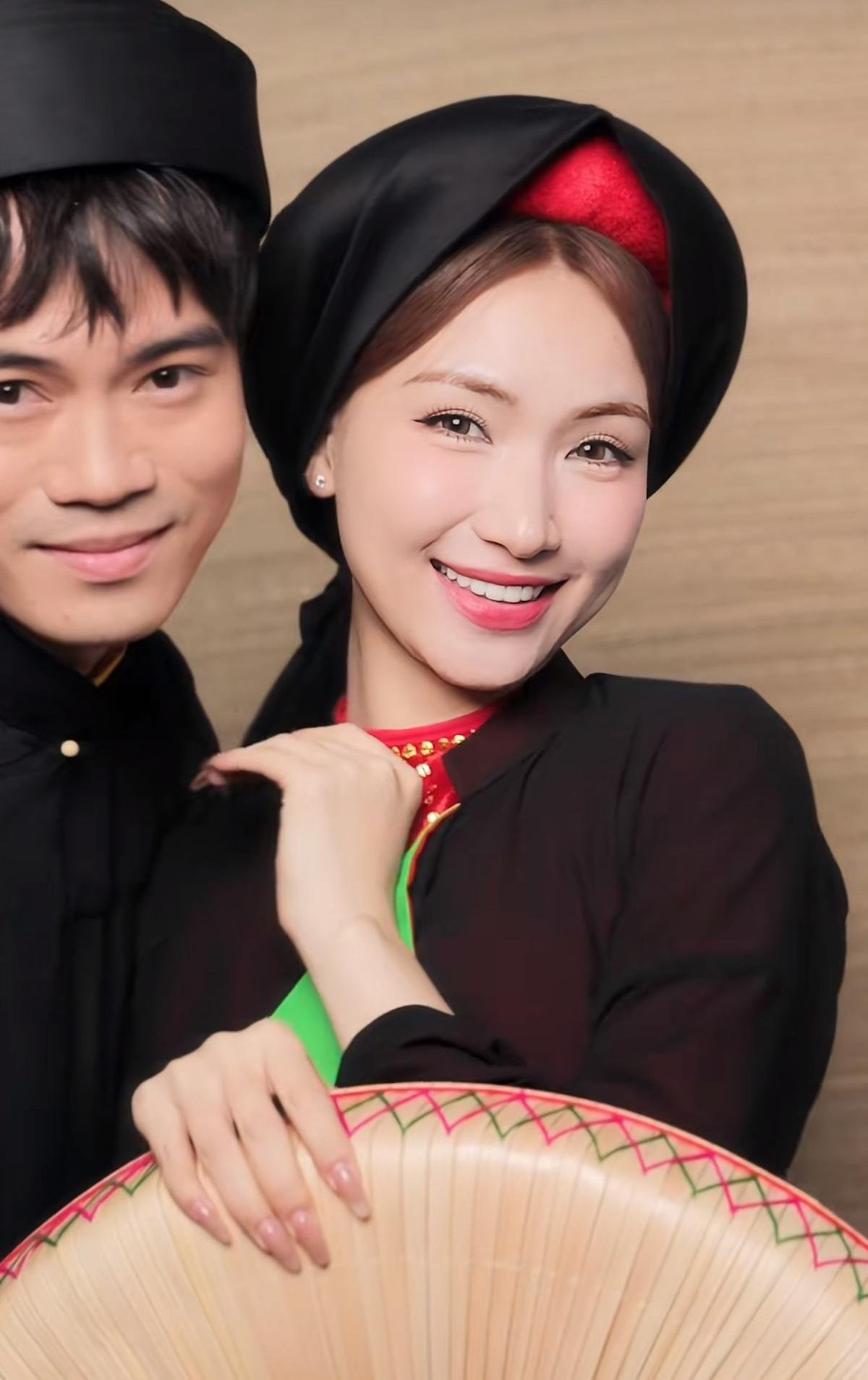 Đây là một trong những lần hiếm hoi Văn Toàn và Hòa Minzy tiếp xúc ở cự ly gần gũi, tình tứ đến vậy.