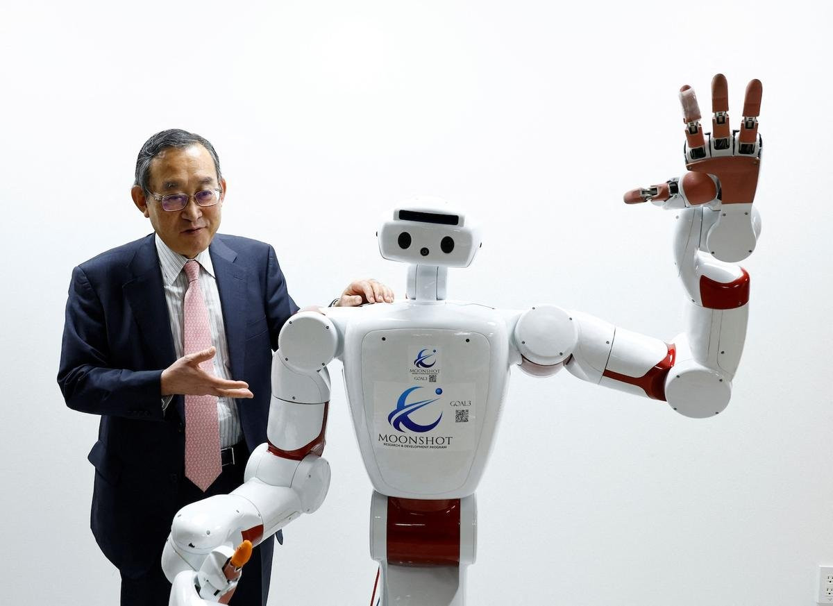 Giáo sư Đại học Waseda Shigeki SUGAno nói về AIREC tại phòng thí nghiệm của trường đại học ở Tokyo.Hình ảnh: REUTERS/Kim Kyung-Hoon.