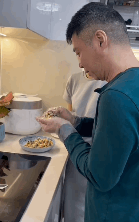 Khoảnh khắc NSND Công Lý vào bếp, trổ tài làm cơm nắm cùng vợ gây chú ý. (Ảnh: FBNV)