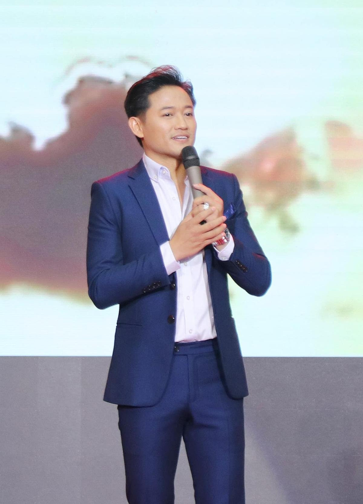 Theo thông tin từ gia đình, diễn viên Quý Bình đã từ trần vào lúc 11h ngày 6/3/2025, hưởng dương 43 tuổi, sau thời gian dài chống chọi với căn bệnh ung thư não. Lễ viếng nam diễn viên sẽ diễn ra từ 14h ngày 8/3 tại Nhà tang lễ Quốc gia phía Nam (quận Gò Vấp, TP.HCM) đến 12h ngày 9/3. Lễ truy điệu sẽ được tổ chức lúc 13h cùng ngày, sau đó linh cữu anh sẽ được hỏa táng tại tháp Long Thọ, huyện Củ Chi.