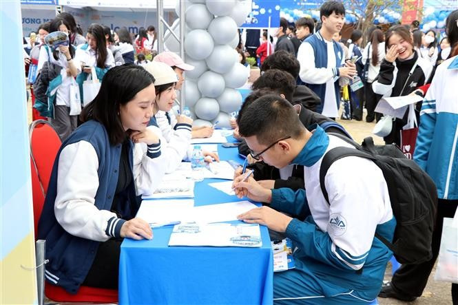 Đại diện các cơ sở đào tạo tư vấn tuyển sinh cho thí sinh năm 2025. Ảnh: Mạnh Tú/TTXVN