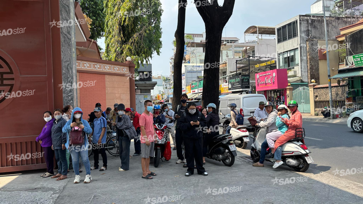 Nhiều khán giả đang chờ đợi trước cổng Nhà tang lễ để vào viếng Quý Bình. (Ảnh: Team Giải Trí)