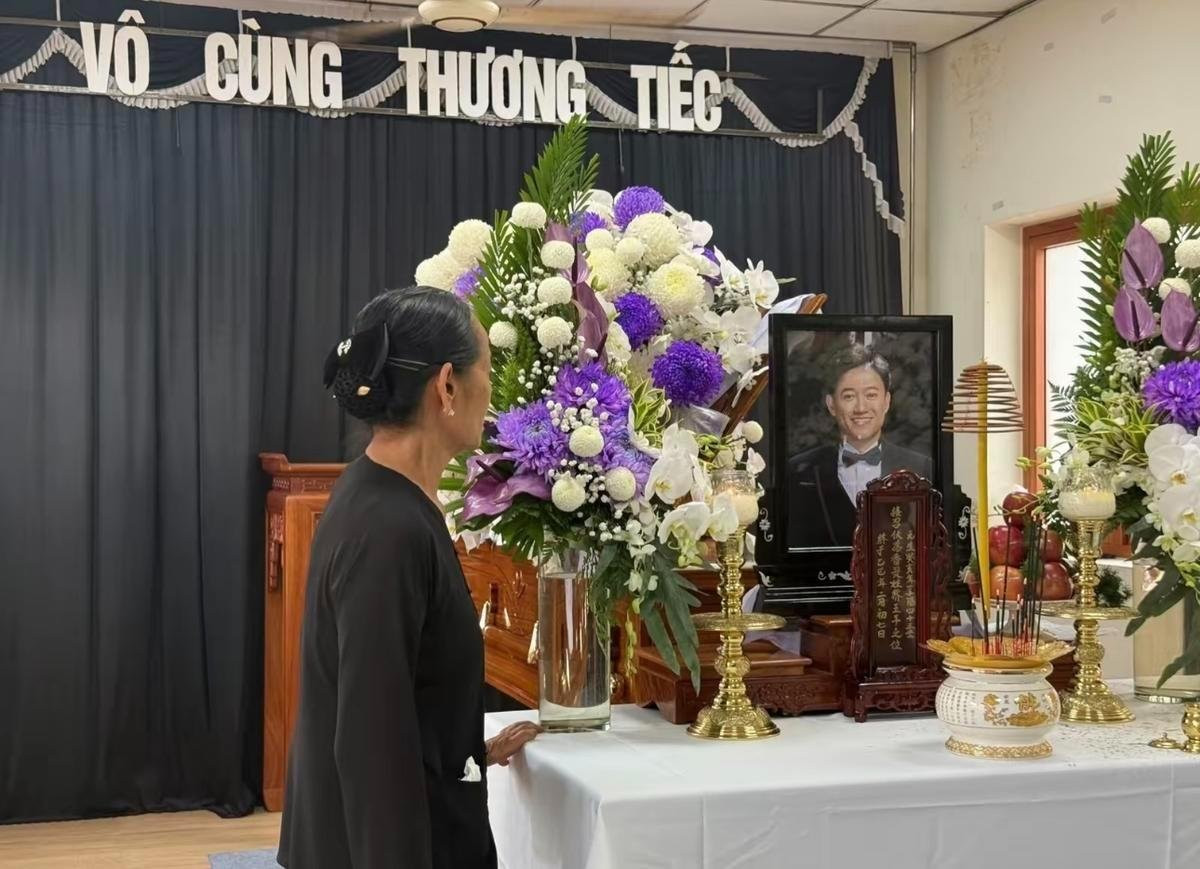 Mẹ ruột thất thần bên bàn thờ Quý Bình. (Ảnh: TikTok Đinh Hữu Tài)