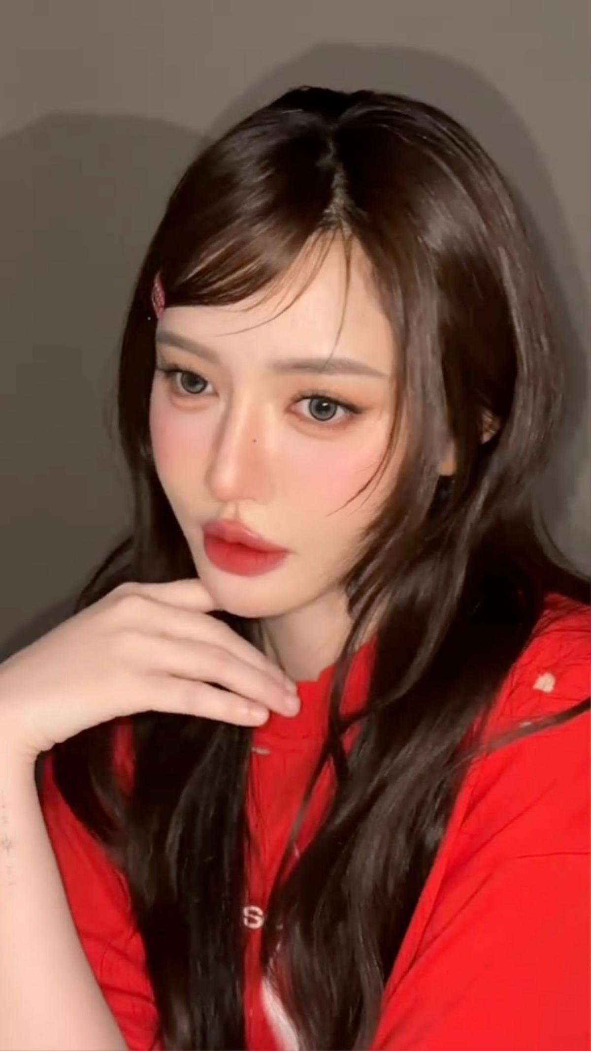 Bích Phương sở hữu diện mạo trẻ trung, tươi tắn hơn sau khi trang điểm. Ảnh: TikTok hiwon91