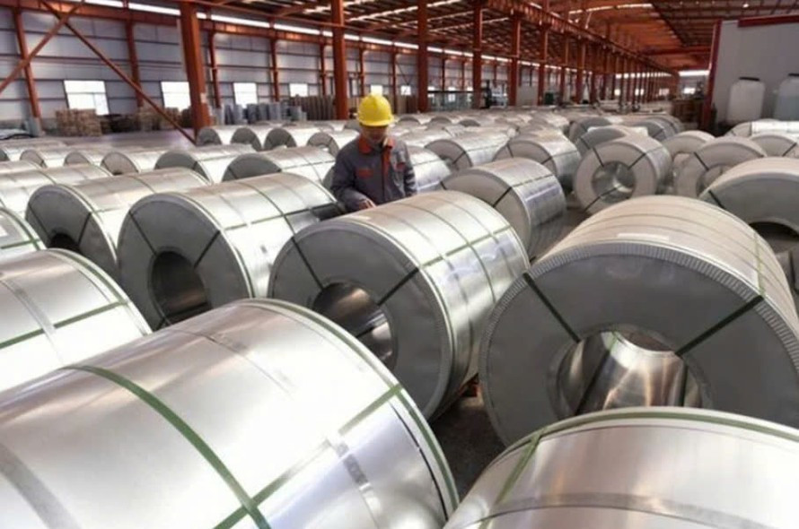 Công nhân kiểm tra các thanh cuộn nhôm tại nhà kho trong khu công nghiệp ở Tân Châu, tỉnh Sơn Đông, Trung Quốc.