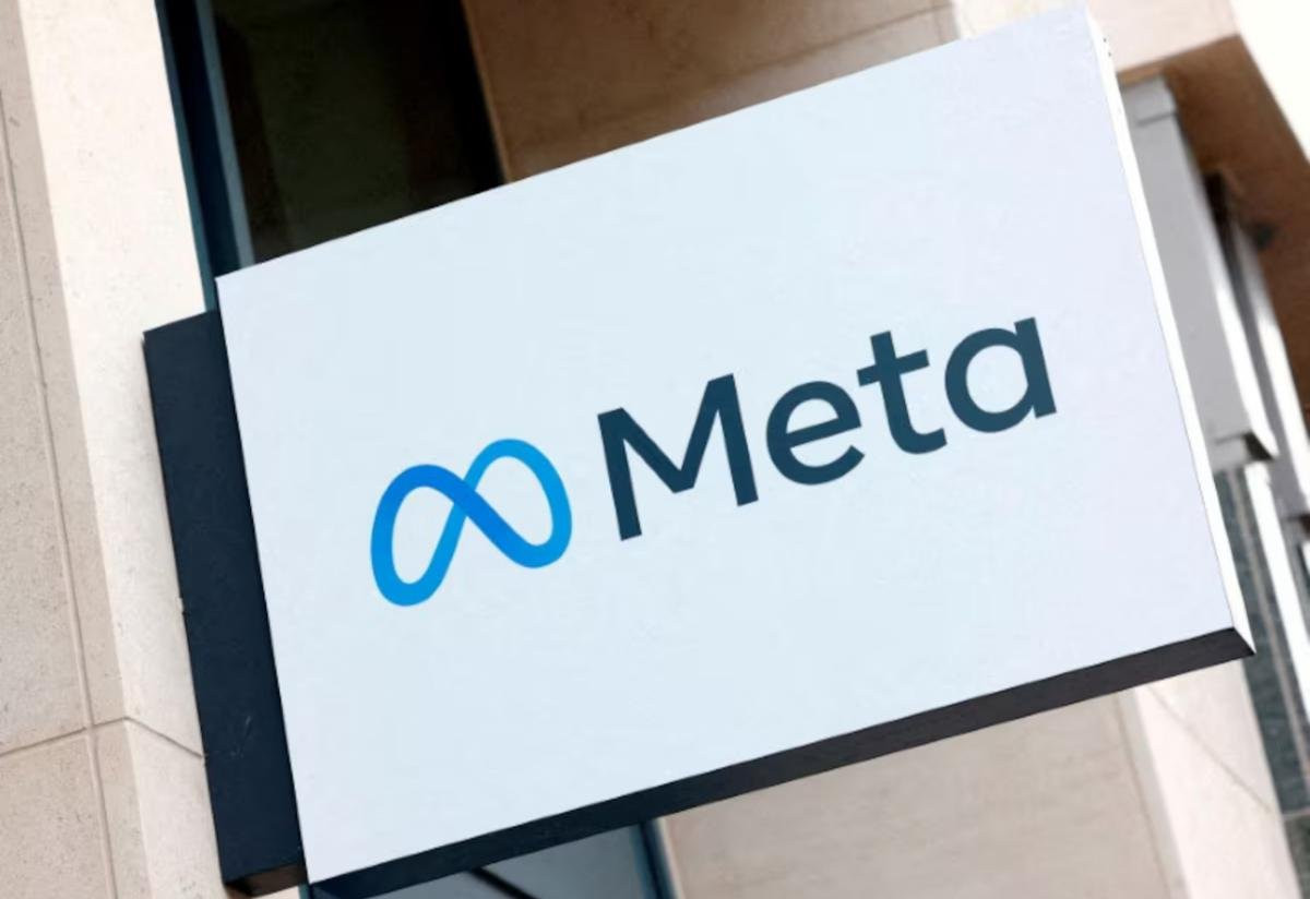 Công ty mẹ của Facebook, Meta (META.O), đang thử nghiệm con chip đào tạo trí tuệ nhân tạo (AI) đầu tiên do chính họ thiết kế, đánh dấu một cột mốc quan trọng trong nỗ lực tự phát triển vi xử lý chuyên dụng và giảm phụ thuộc vào các nhà cung cấp bên ngoài như Nvidia (NVDA.O), theo hai nguồn tin của Reuters. Ảnh: Reuters