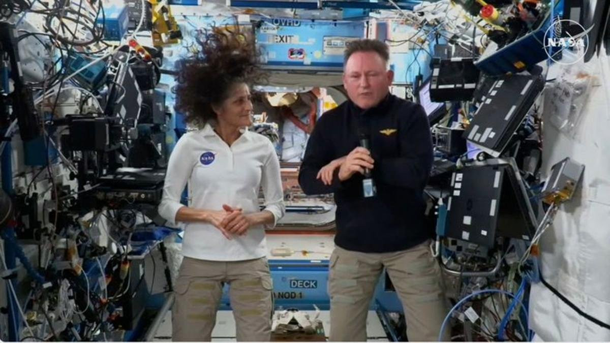 Các phi hành gia NASA bị mắc kẹt là Suni Williams, bên trái, và Butch Wilmore, trên Trạm vũ trụ quốc tế. (CNN)