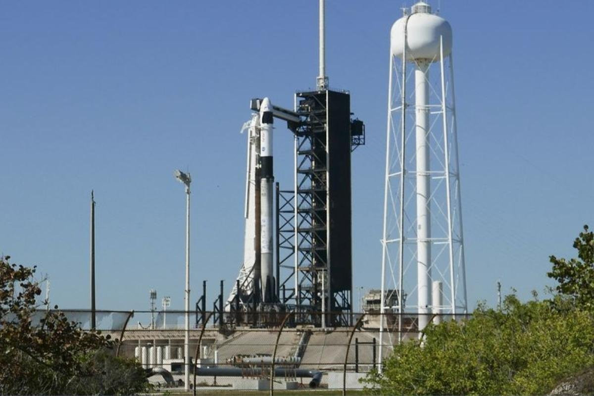 Tên lửa SpaceX Falcon 9 chở tàu vũ trụ Crew Dragon sẵn sàng cho sứ mệnh tới Trạm vũ trụ quốc tế tại Trung tâm vũ trụ Kennedy ở Cape Canaveral, Florida, vào thứ Tư, ngày 12 tháng 3 năm 2025. (Ảnh AP/John Raoux) (AP)