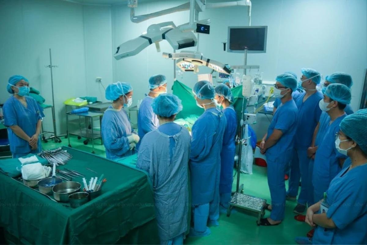 Toàn bộ ê-kíp y tế đã dành một phút mặc niệm để tri ân người hiến trước khi thực hiện lấy và ghép tạng.