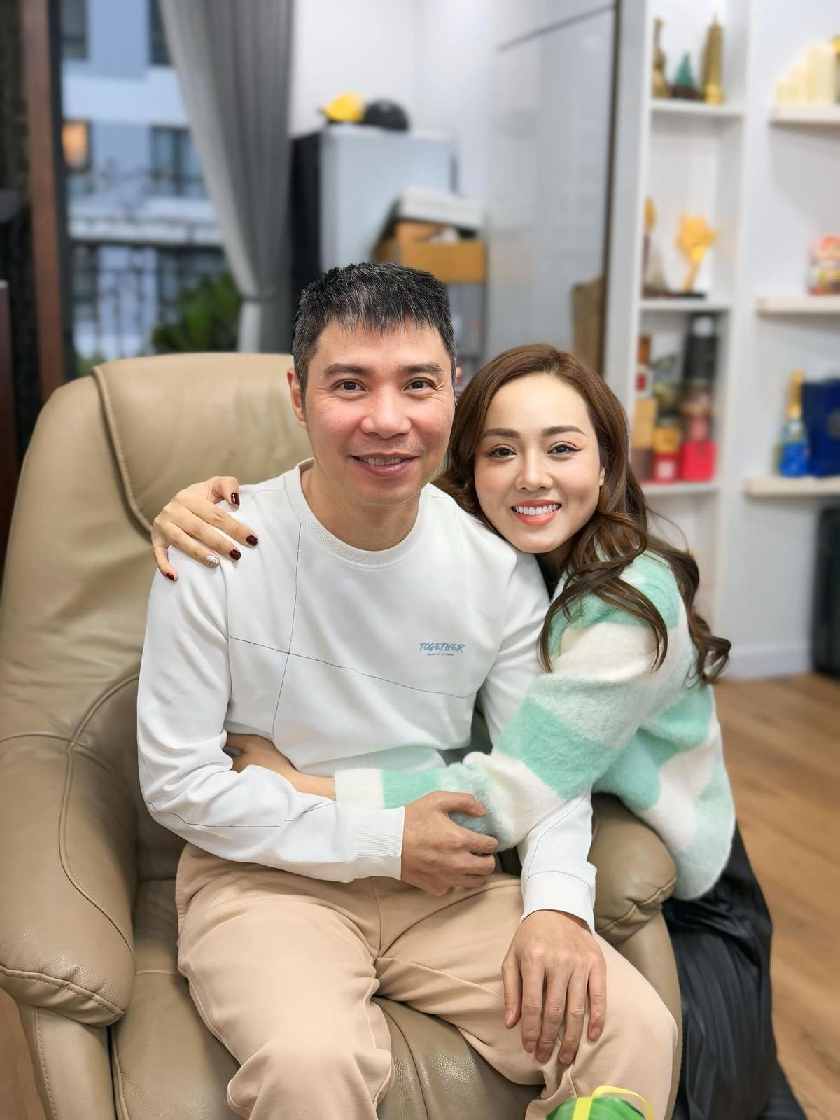 NSND Công Lý có cuộc sống bình yên, hạnh phúc bên cạnh vợ trẻ sau 5 năm kết hôn. (Ảnh: FBNV)