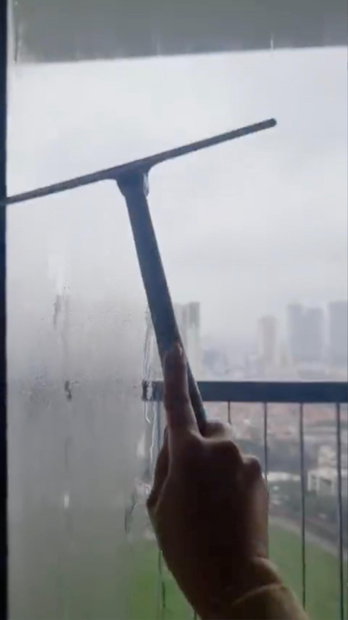 Người dân phải sử dụng cây gạt nước để lau cửa kính vì nồm ẩm. Ảnh: TikTok phuongnghi.2106