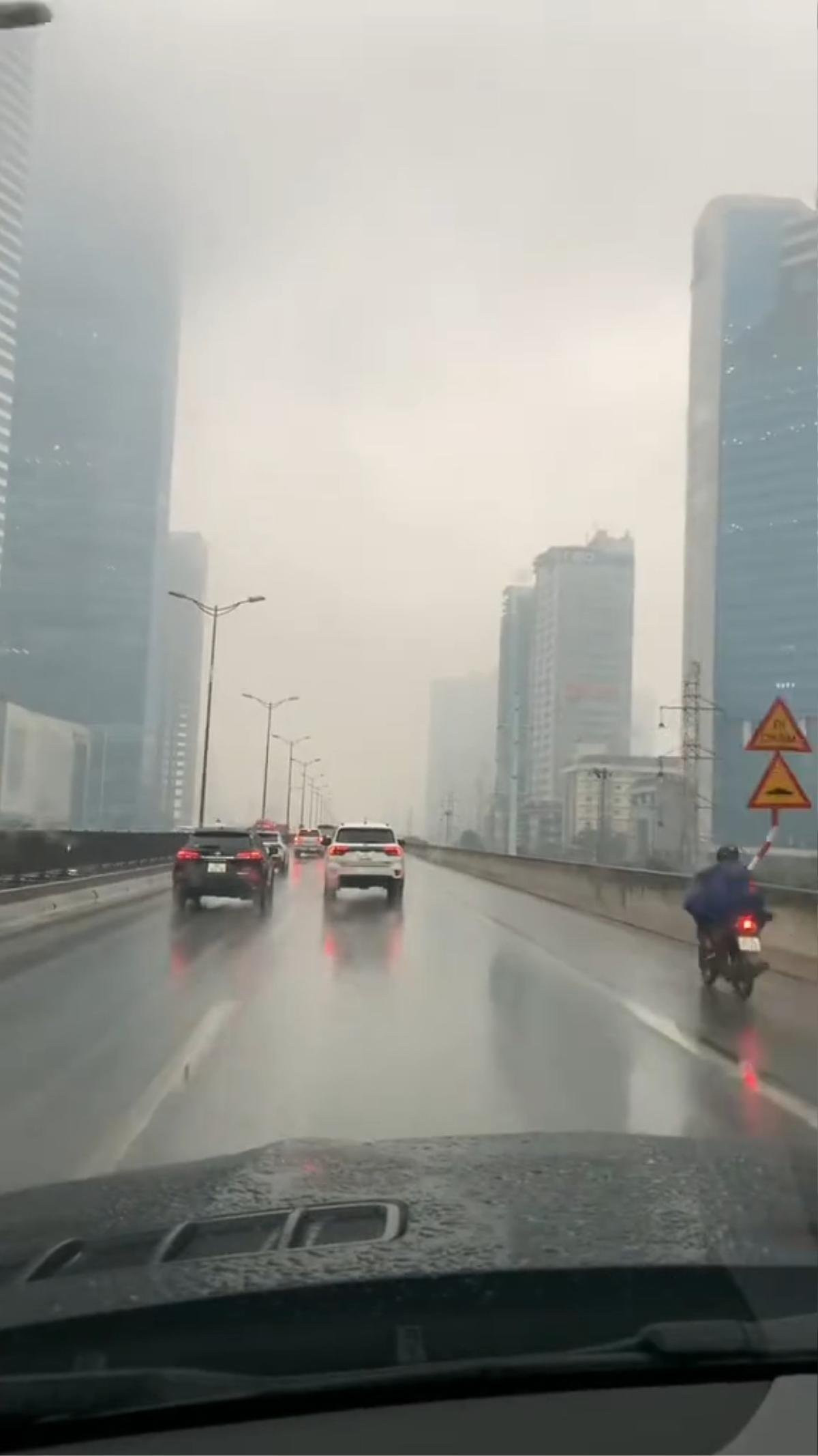 Không chỉ nồm ẩm, thời tiết tại thành phố Hà Nội trong ngày phần lớn đều có sương mù dày đặc. Ảnh: TikTok damcuong89