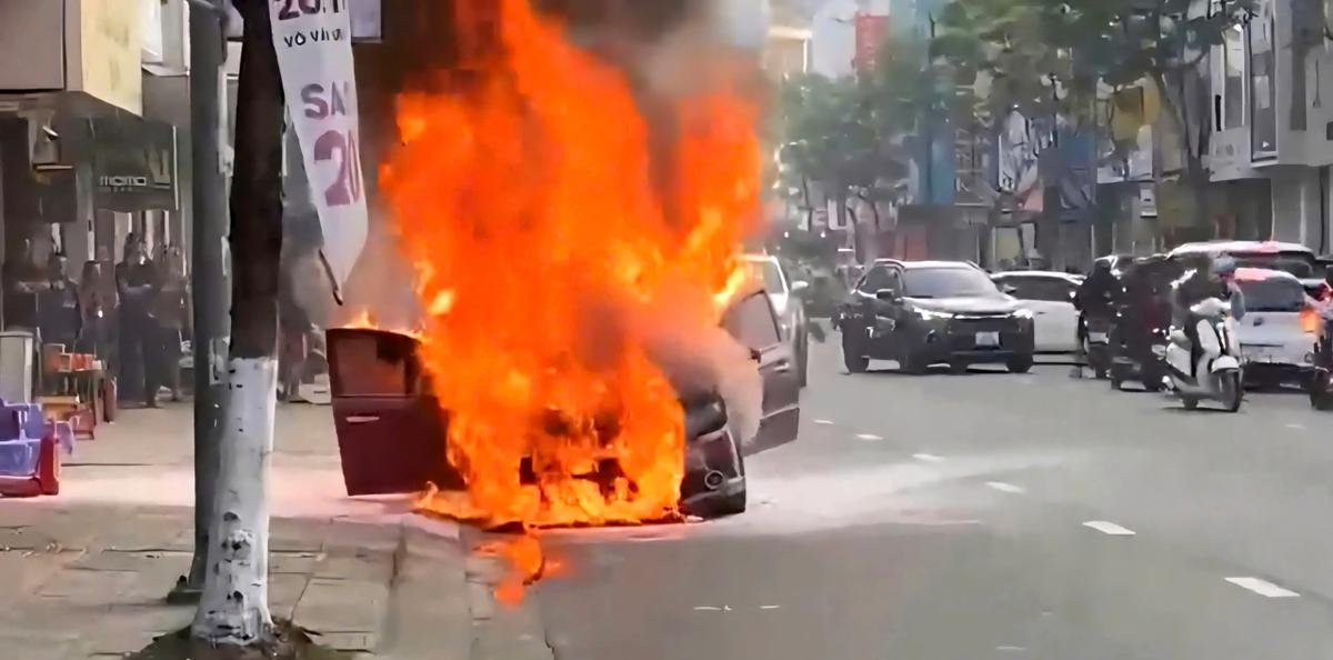 Xe ô tô bất ngờ cháy rụi sau 3 lần khởi động máy bất thành.