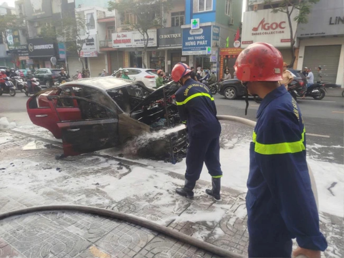Giao thông qua khu vực tê liệt tạm thời do vụ cháy xảy ra đúng vào giờ cao điểm.