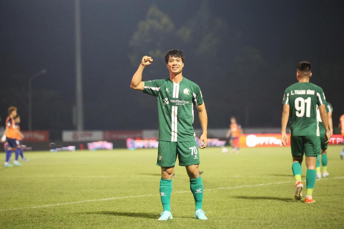 Công Phượng đã đưa Trần Phi Sơn - chân sút có biệt danh là Ronaldo Việt Nam về Bình Phước. Ảnh: CLB Bình Phước