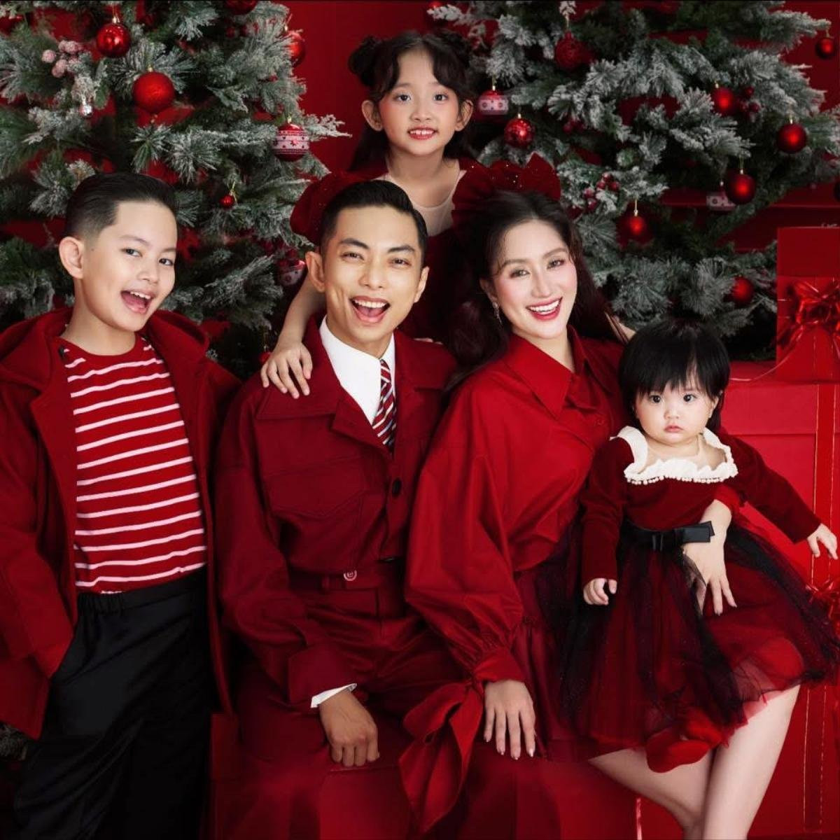 Tổ ấm nhỏ viên mãn nhà Khánh Thi - Phan Hiển. Ảnh: FBNV