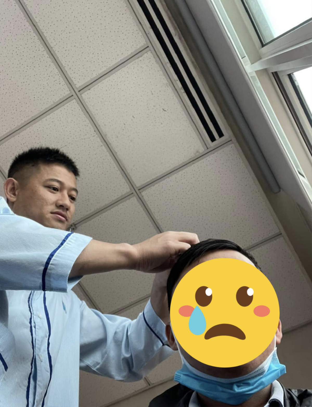 Hình ảnh hiếm hoi của diễn viên Quý Bình trong quá trình điều trị bệnh được người thân chia sẻ. (Ảnh: FBNV)