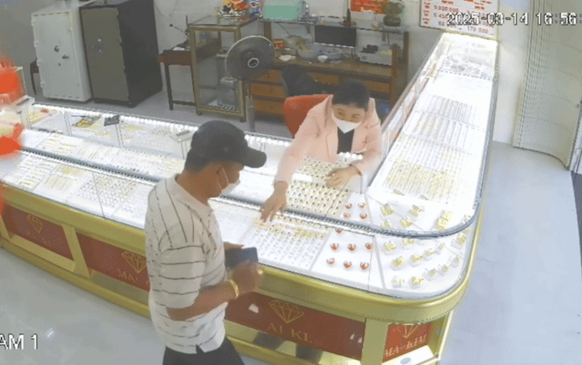 Khoảnh khắc chủ tiệm vàng trèo lên tủ kính, lao theo bắt cướp nhận nhiều sự chú ý trên mạng xã hội. Ảnh cắt từ clip