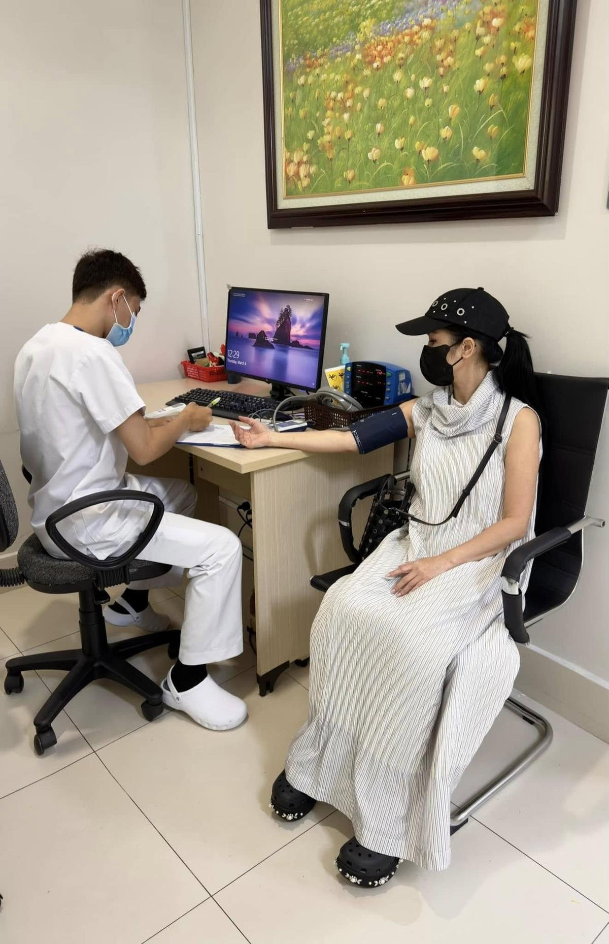 Nữ ca sĩ đã bước vào đợt xạ trị thứ 3 để chiến đấu với bệnh ung thư vú. (Ảnh: FBNV)