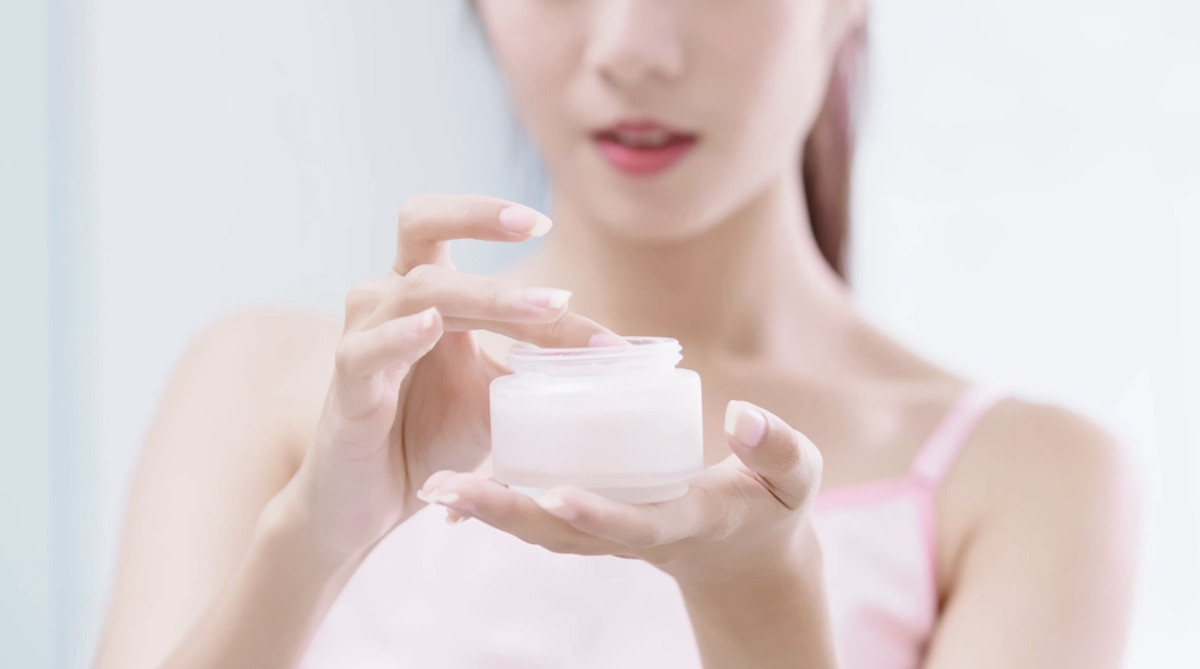 Vệ sinh cơ thể sạch sẽ, bôi dưỡng ẩm cho cơ thể là cách được nhiều người áp dụng để tránh bệnh ngoài da. Ảnh: Sưu tầm