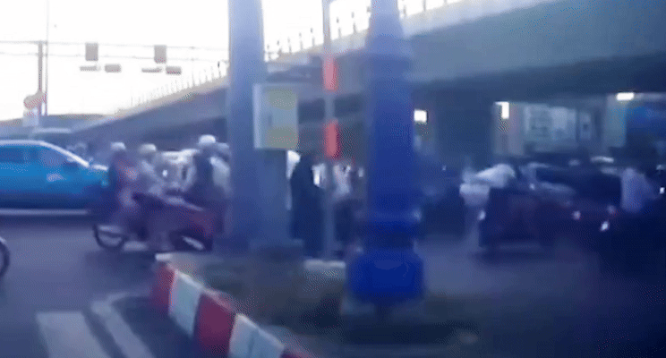 Khoảnh khắc ô tô Mercedes tông liên hoàn nhiều xe máy ở ngã tư Thủ Đức.