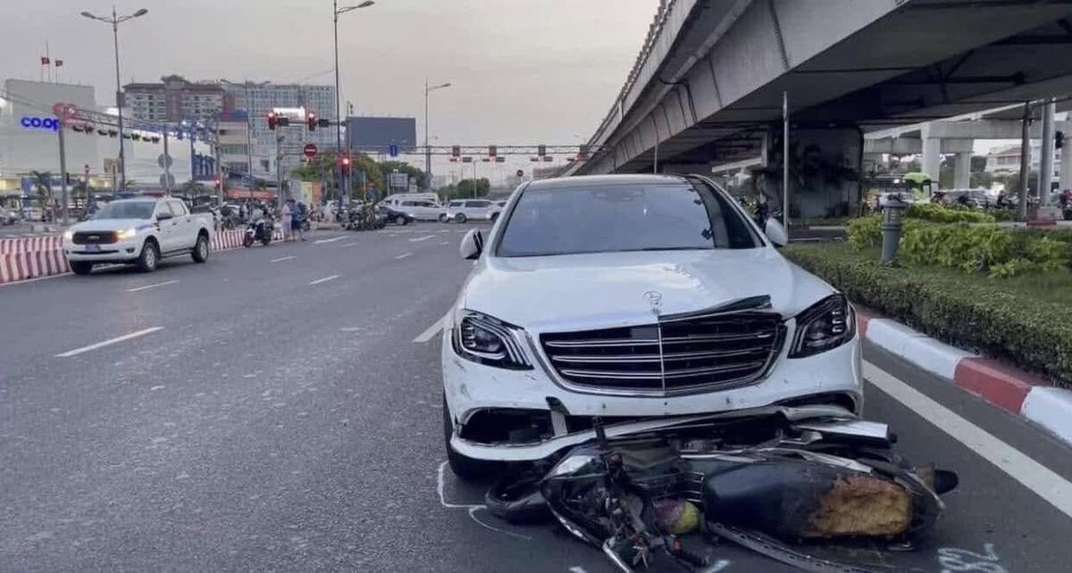 Hình ảnh hiện trường vụ tai nạn do nữ tài xế điều khiển xe Mercedes gây ra khiến nhiều người sợ hãi, kinh hoàng. Ảnh: Sưu tầm
