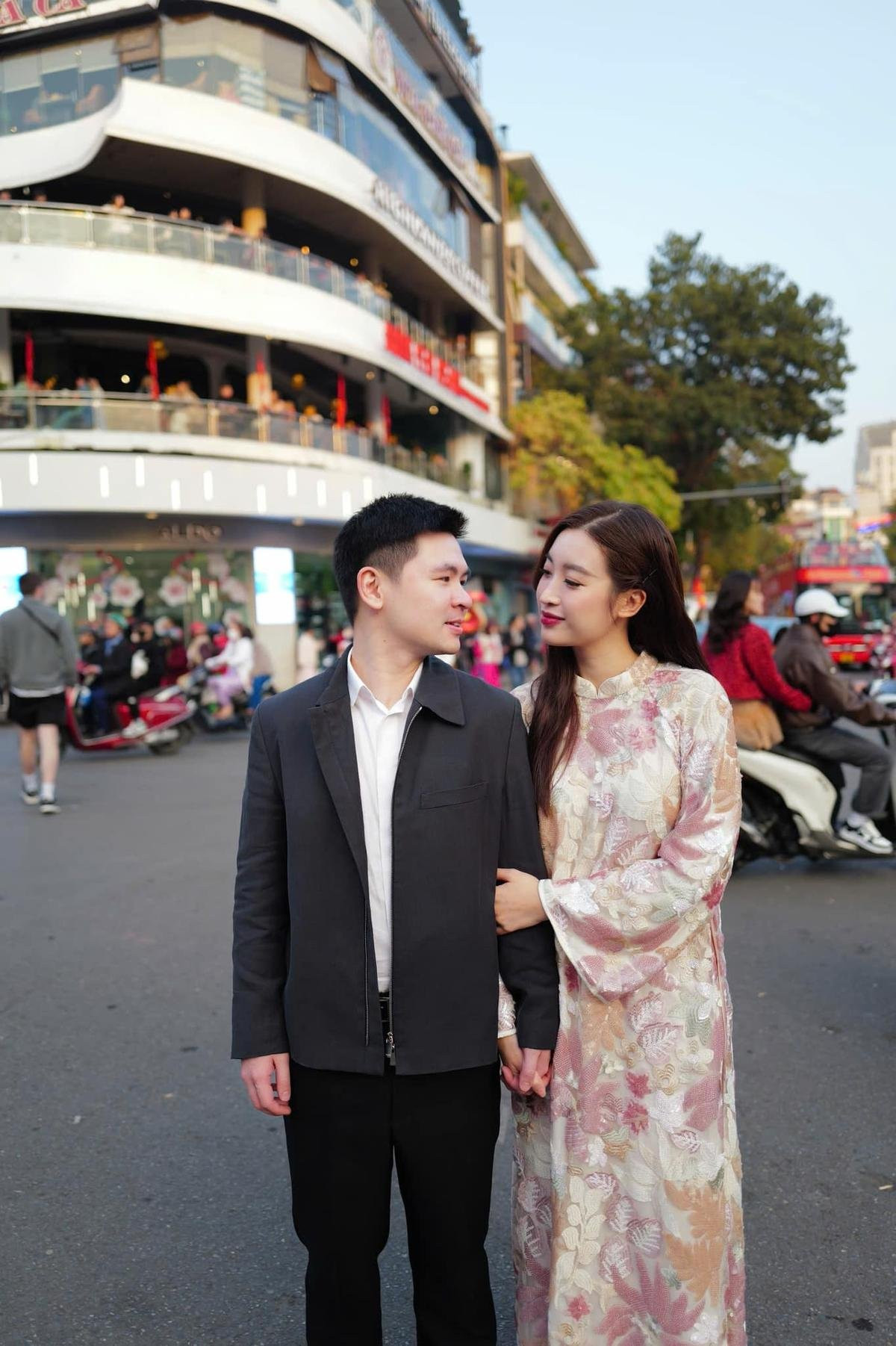 Cô được chồng doanh nhân yêu thương, cưng chiều. (Ảnh FBNV)