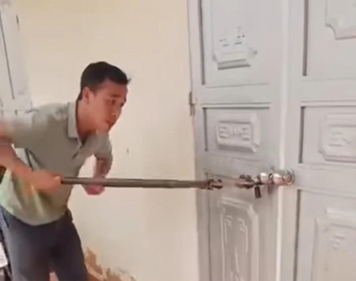 Phụ huynh cắt cửa để đưa em học sinh ra ngoài.