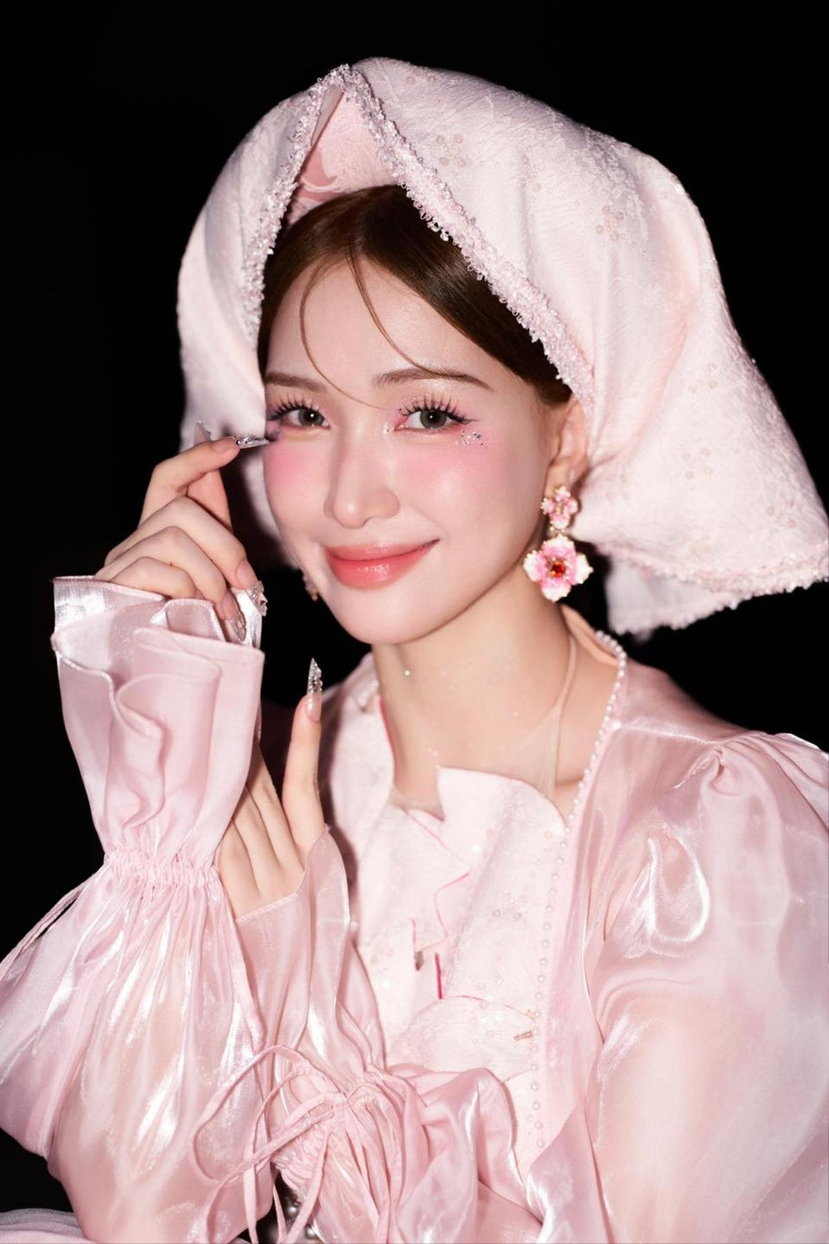 Hòa Minzy chăm chỉ ca hát và làm mẹ đơn thân để chăm sóc con trai. (Ảnh: FBNV)