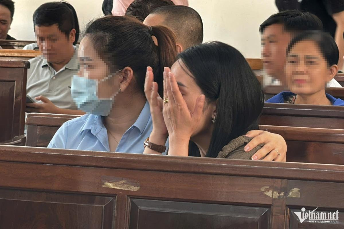Vợ của bị cáo có mặt tại phiên tòa sáng nay, bật khóc khi nghe cáo trạng của chồng. (Ảnh VietNamNet)