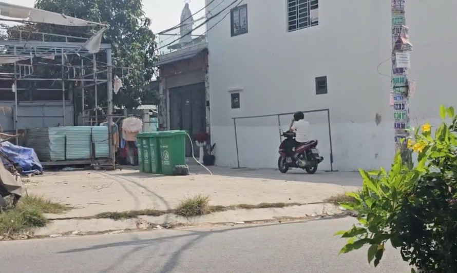 Con hẻm dẫn vào dãy nhà trọ nơi xảy ra vụ việc.