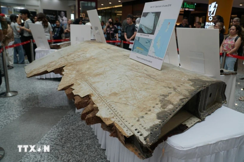 Một phần của cánh máy bay MH 370 được bày. Ảnh: Hằng Linh/TTXVN.