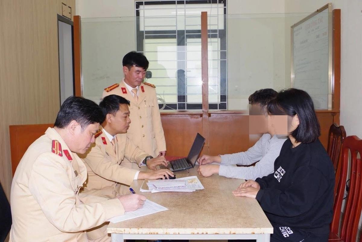 Lực lượng CSGT tiến hành lấy lời khai 2 đối tượng. Ảnh: CA Hà Nam.