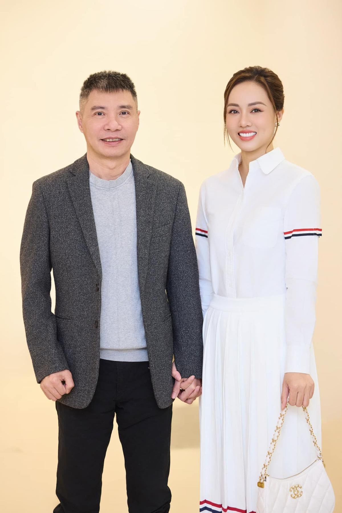 Cuộc sống hôn nhân của NSND Công Lý bên cạnh vợ trẻ nhận được sự quan tâm. (Ảnh: FBNV)