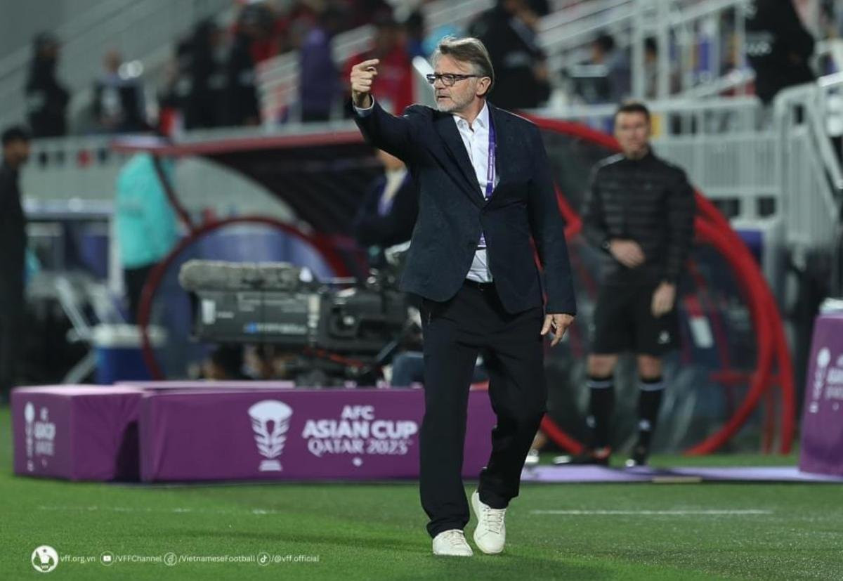 Câu trả lời cho việc HLV Troussier tái xuất đã có đáp án. Ảnh: VFF
