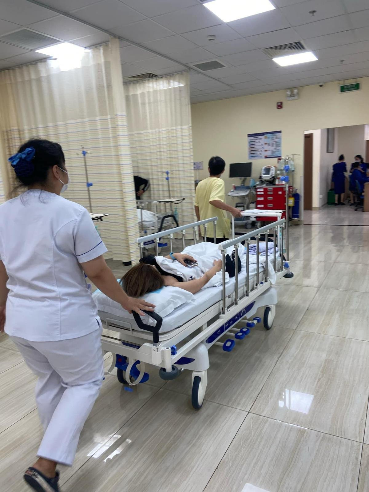 Dương Hoàng Yến chia sẻ về trải nghiệm đi khám ở bệnh viện: 'Lần đầu biết trải nghiệm đi cấp cứu là như thế nào, đi vào nghĩ đơn giản và nhẹ nhàng thì đùng cái thấy dây cắm loằng ngoằng khắp người. Xét nghiệm, chụp MRI sọ não..'. Ảnh: FBNV