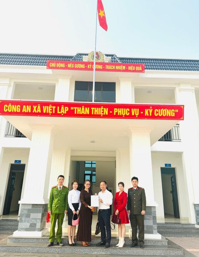 Các bên liên quan thống nhất nội dung chuyển trả lại tiền tại trụ sở Công an xã Việt Lập. Ảnh: Công an tỉnh Bắc Giang