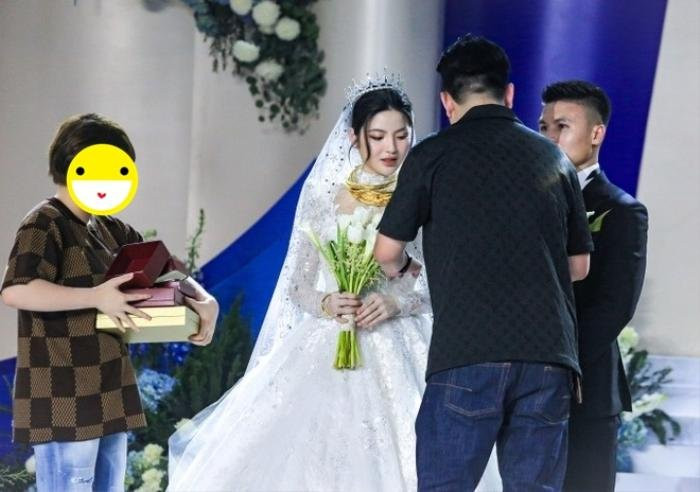 Trước đây, Chu Thanh Huyền và người chị này từng có mối quan hệ thân thiết. Chị H. từng tặng 6 cây vàng trong đám cưới của vợ chồng Quang Hải. (Ảnh FBNV)