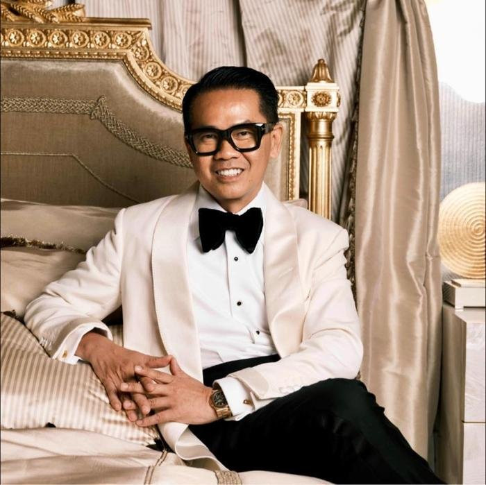 Hiện, NTK Thái Công chưa lên tiếng trước những bình luận trái chiều từ cư dân mạng. (Ảnh FBNV)
