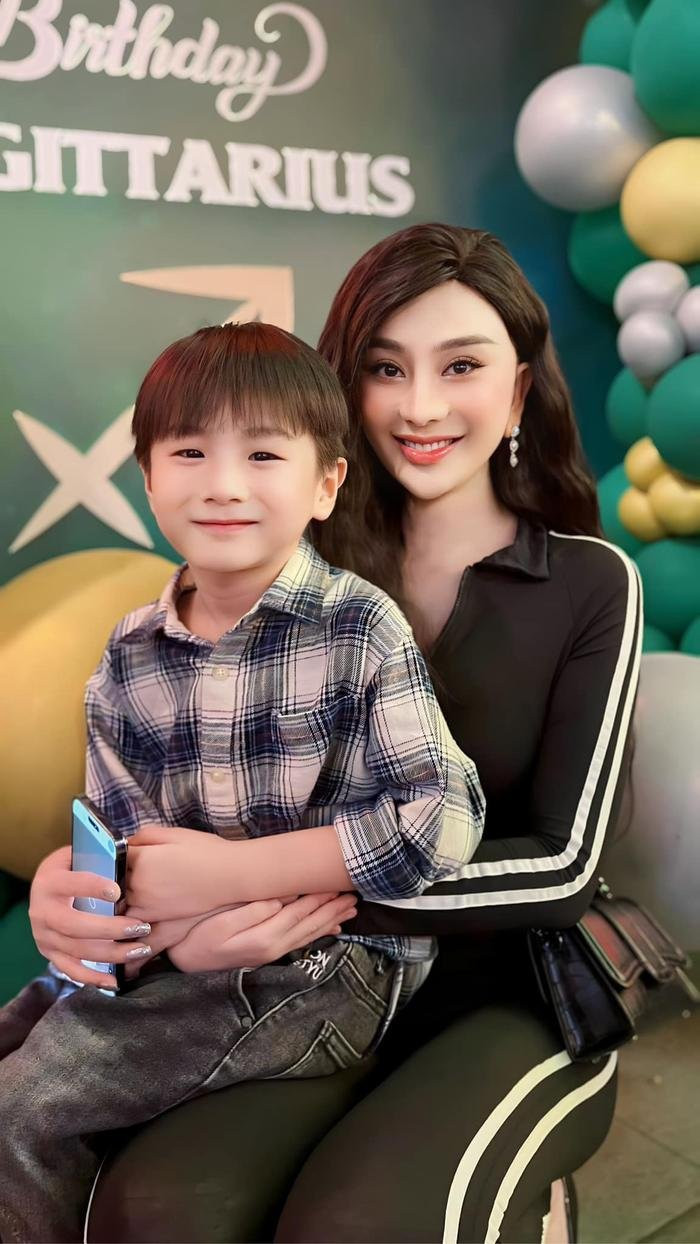 Sau đổ vỡ tình cảm, Lâm Khánh Chi tập trung kinh doanh, ổn định kinh tế để chăm sóc con trai. (Ảnh: FBNV)