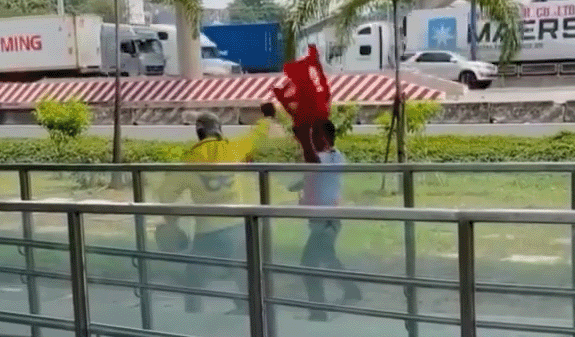 Clip nam bảo vệ và tài xế xe ôm xảy ra đánh nhau gây chú ý trên mạng xã hội.
