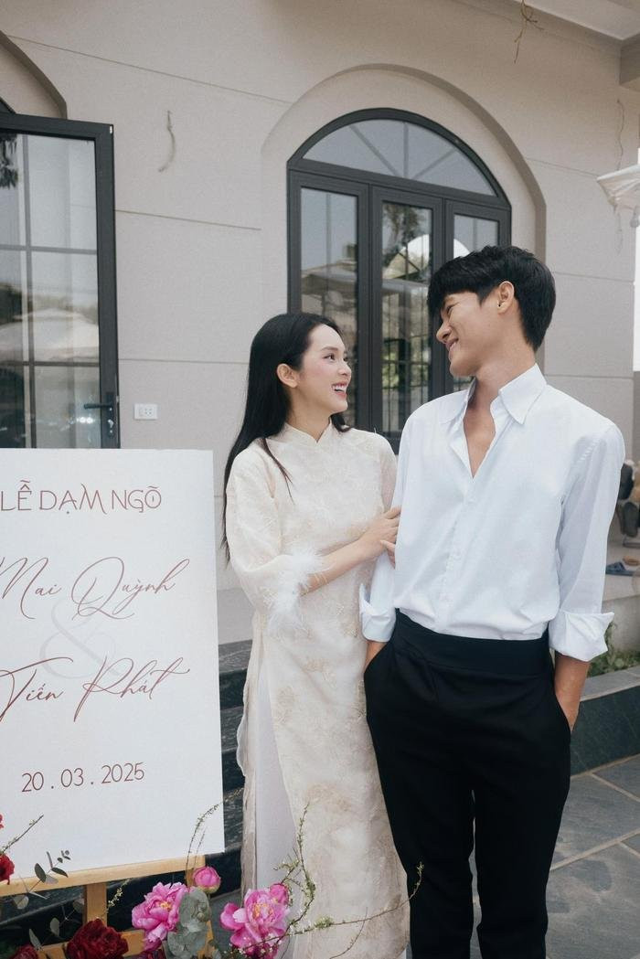 Quỳnh Lương và Tiến Phát lộ rõ niềm vui trước ngày diễn ra lễ ăn hỏi. Ảnh: FBNV