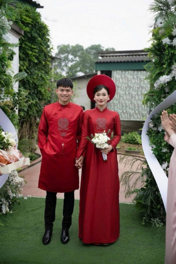 Hồ Văn Cường đã tổ chức lễ ăn hỏi ở quê nhà và có hậu phương vững chắc để tập trung phát triển sự nghiệp.