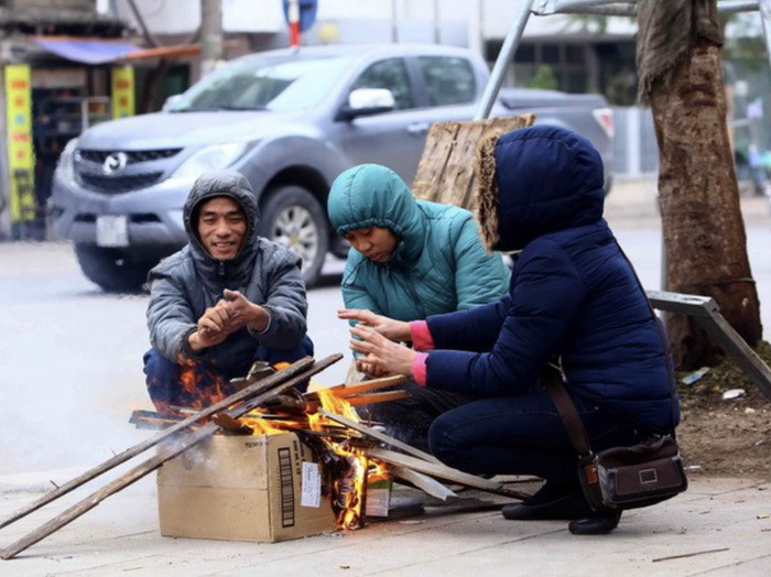 Người dân tại miền Bắc nên chú ý mặc trang phục giữ ấm khi dự báo thời tiết ở khu vực này có thể chuyển sang rét lạnh trong những ngày tới. Ảnh: Sưu tầm