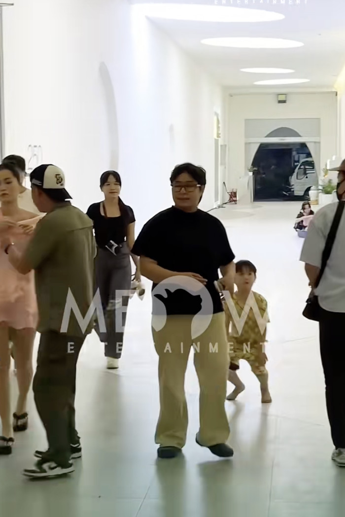 Cô và Trường Giang chạm mặt nhau, tuy nhiên cả hai không hề có tương tác nào. (Ảnh chụp màn hình TikTok Meow Entertainment)