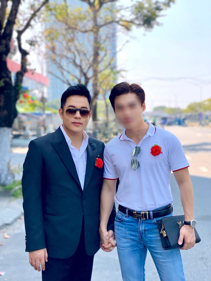 Hình ảnh gần nhất của Quang Lê được một người bạn đăng tải cho thấy anh có nhiều sự thay đổi về mặt ngoại hình.