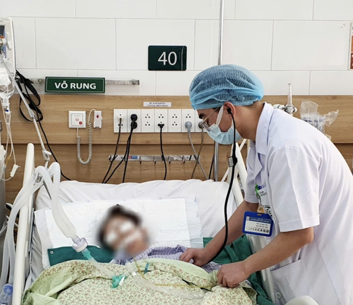 Bác sĩ đang khám cho bệnh nhân sau khi rơi vào tình trạng hôn mê vì tự ý sử dụng nước kiềm do 'thầy lang' tư vấn. Ảnh: Quỳnh Mai