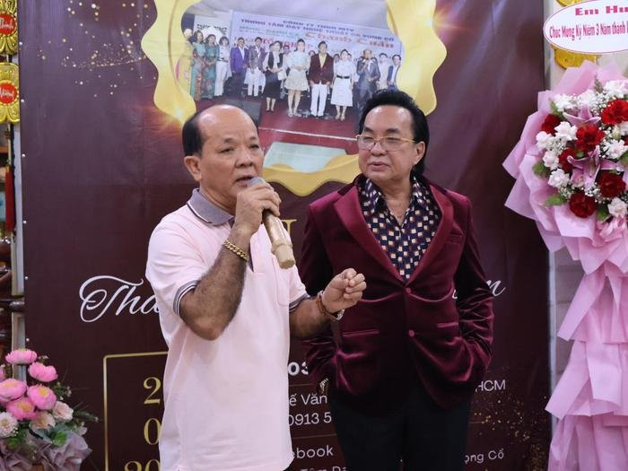 Hình ảnh NSND Thanh Tuấn (vest đỏ) được ông chia sẻ cách đây vài ngày trên trang cá nhân. (Ảnh: FBNV)